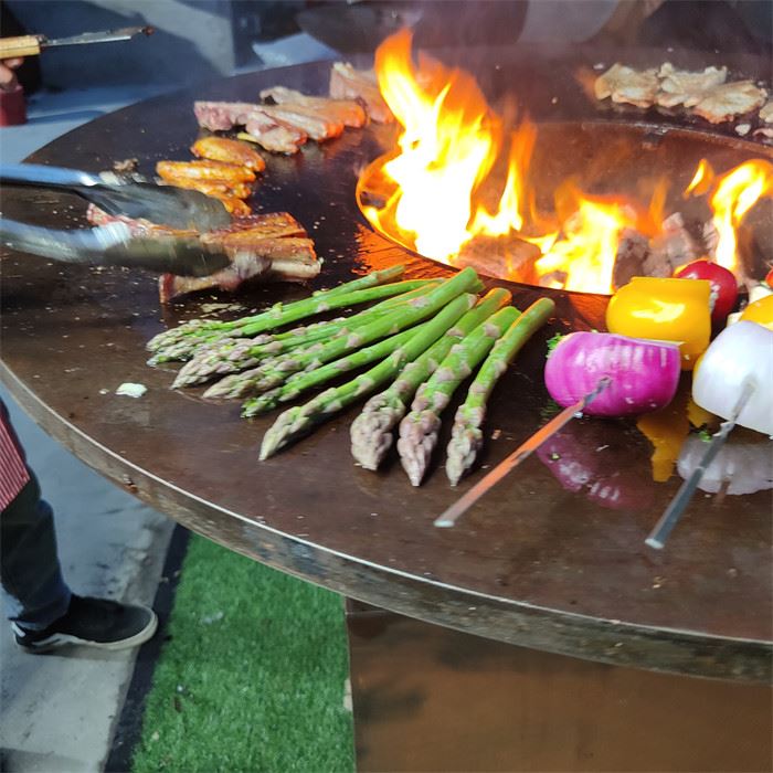 Pemanggang Bbq Keluli Corten Berkarat Membakar Kayu Percikan